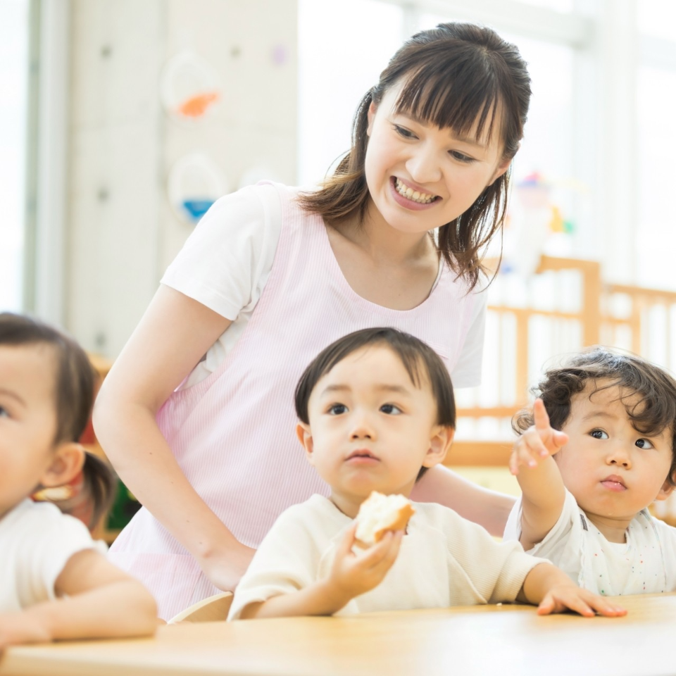 https://www.coco-cari-egg.jp/common/uimg/自分でやってみたい気持ちを育てる見守る保育とは