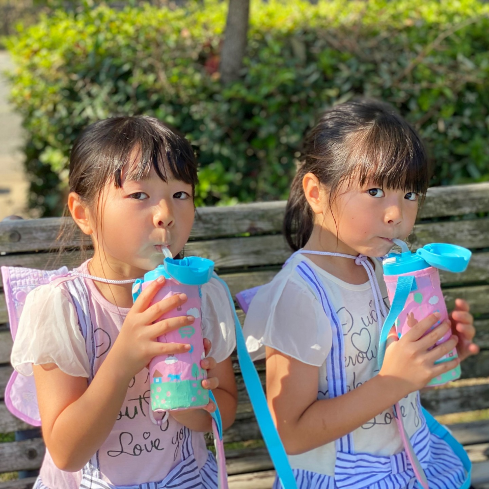 夏の保育で気をつけたい水分補給のポイントと嫌がる時の対応法