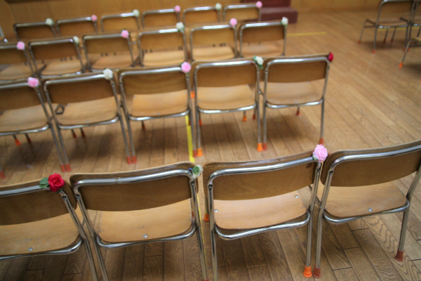 空席の椅子たち、卒園式を執り行うべきか