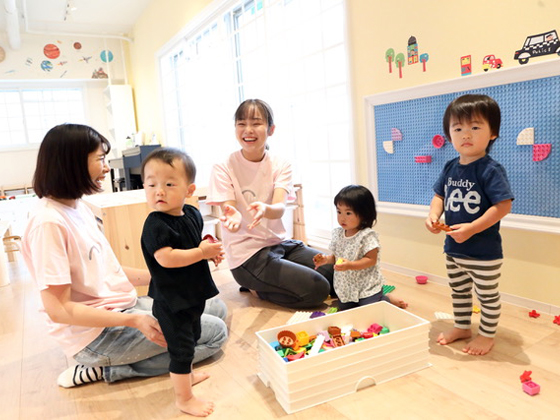 エミリアプリスクール 神戸元町 子どもの心身からの声を傾聴し、対話を重視する保育園